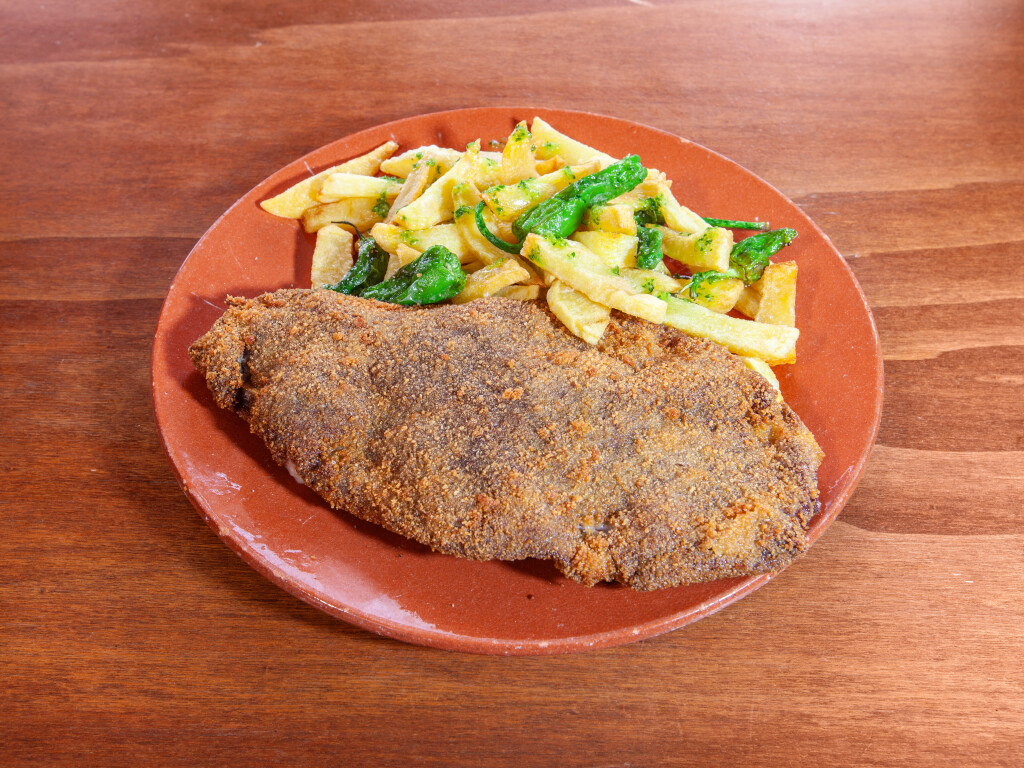 43688_flor y vino_Food_cachopo_asturiano_con_patatas_y_pimientos_del_padron_0750kg